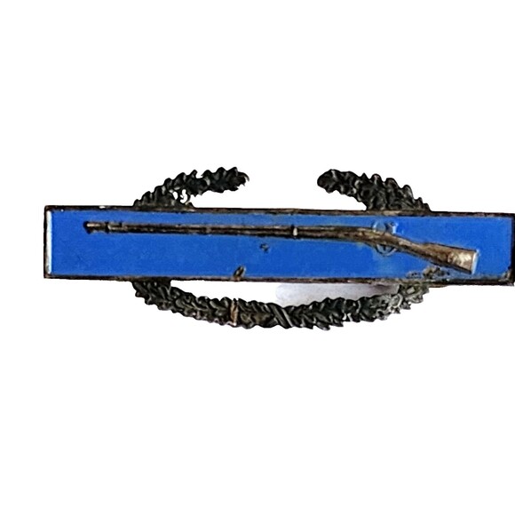VINTAGE WWII U S Army Infantry STERLING RIFLE ON BLUE ENAMEL MEDAL/PIN (RT) - Picture 1 of 6